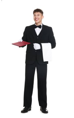 Havlu taşıyan garson beyaz arka planda sert kapak menüsü veriyor