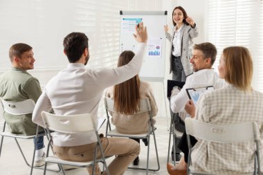 İş planlaması. Meslektaşlar ofiste toplantı yapıyorlar.