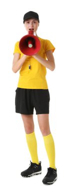 Hakem beyaz arka planda megafonla bağırıyor