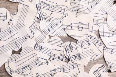 Kalp şeklinde kağıt kağıtlar, üzerinde notalar, üst görünüm.