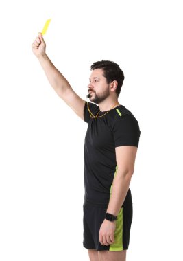 Beyaz arka planda sarı kart düdüğü çalan hakem