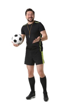 Beyaz arka planda futbol topu olan hakem