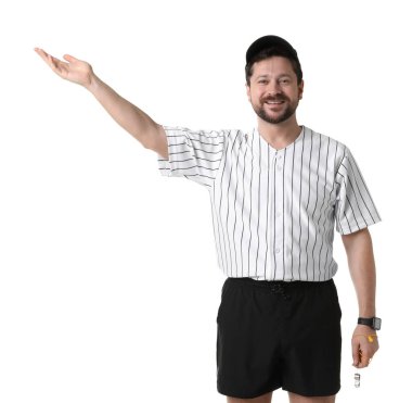 Beyaz arka planda ıslık çalan üniformalı hakem