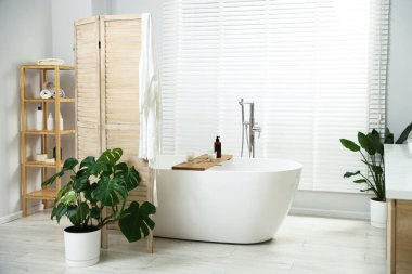 Katlanan ekran ve küvetli banyo iç dekorasyonu