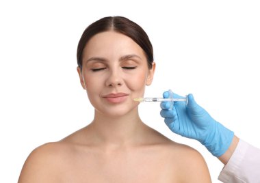 Estetik ameliyat. Doktor beyaz arka plandaki hastaya yüz enjeksiyonu yapıyor.