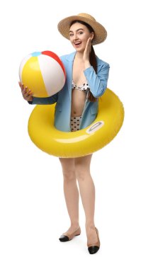 Beyaz zemin üzerinde şişirilebilir halka ve top ile ofis çalışanı