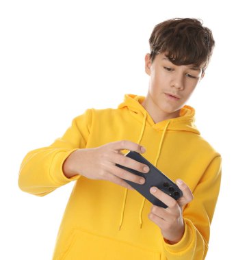 Beyaz arka planda akıllı telefonu olan genç bir çocuk.