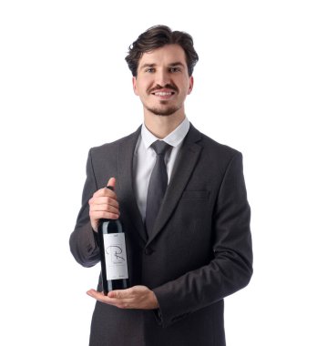 Beyaz arka planda kırmızı şarap şişesi olan profesyonel şarap garsonu.