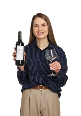 Beyaz arka planda cam ve şarap şişesi olan profesyonel şarap garsonu.