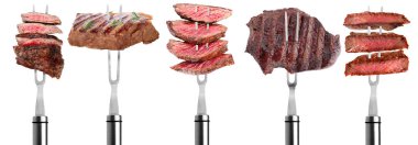 Et çatallarında ızgara biftek parçaları, beyaz arka plan, set