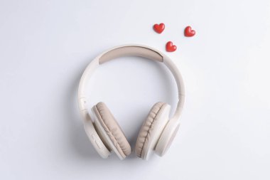 Kulaklıklar ve kalp figürleri beyaz arka planda, düz yerde