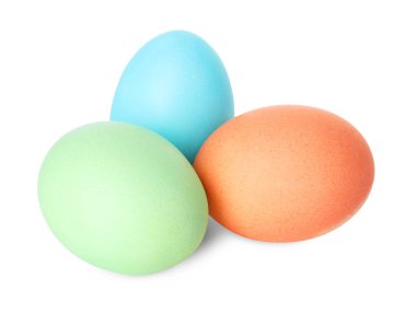 Mutlu Paskalyalar. Birçok parlak renkli yumurta beyaza izole edilmiş.