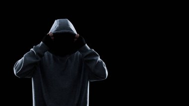 Siyah arka planda yüzünü gizleyen isimsiz bir adam, afiş tasarımı. Suç kavramı