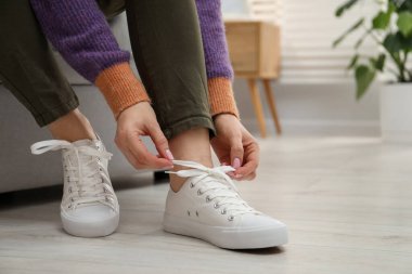 Pouf 'un üzerinde şık ayakkabılar giyen bir kadın, yakın plan. Metin için boşluk