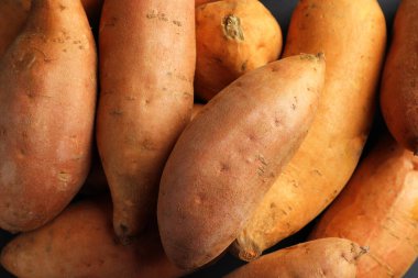 Taze taze patatesler arka planda, yakın plan.