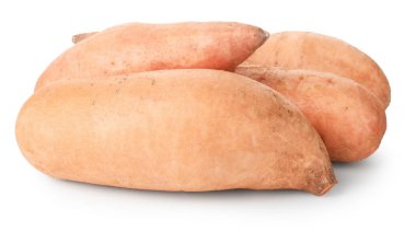 Birçok çiğ tatlı patates beyaz üzerine izole edilmiş.