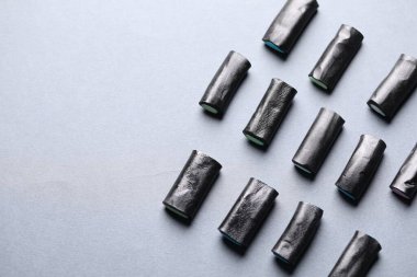 Gri arka planda doğal meyan kökü şekeri. Metin için boşluk