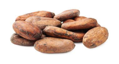 Birçok doğal kakao çekirdeği beyaz üzerine izole edilmiş.