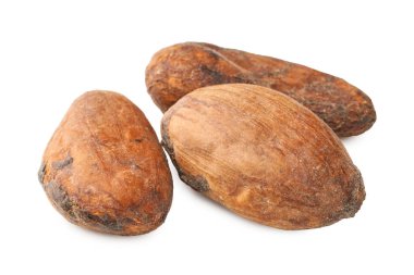 Beyaz üzerine izole edilmiş üç doğal kakao çekirdeği.