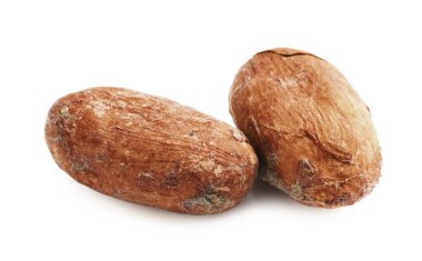 İki doğal kakao çekirdeği beyaz üzerine izole edilmiş.