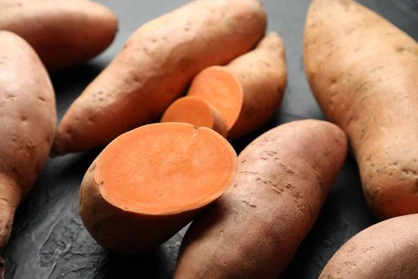 Siyah desenli masada çiğ patates, yakın plan.