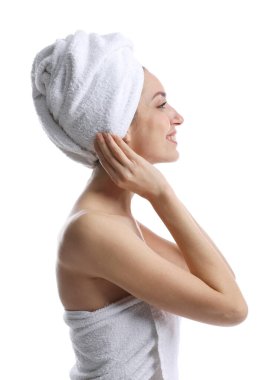 Beyaz arka planda havluya sarılı güzel bir kadın.