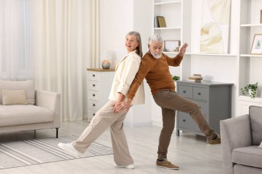 Mutlu son sınıf çifti evde dans ediyor. Metin için boşluk