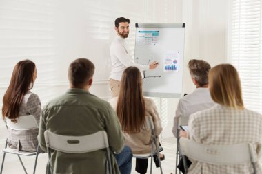 İş planlaması. Meslektaşlar ofiste toplantı yapıyorlar.