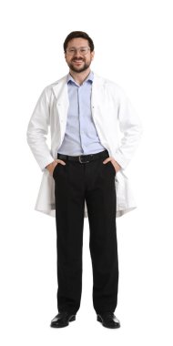 Beyaz arka planda ceketli ve gözlüklü gülümseyen eczacı.