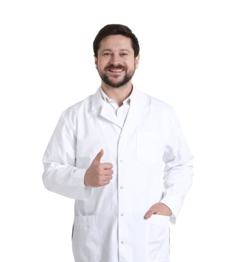 Paltoyla gülümseyen eczacı beyaz arka planda baş parmak gösteriyor.