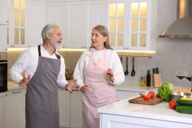 Mutfakta yemek yaparken dans mutlu üst düzey Çift