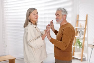 Güzel yaşlı çift evde dans ediyor.