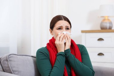 Evde burnu akan bir kadın. Soğuk Semptom