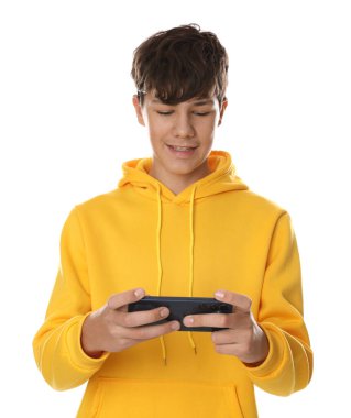 Beyaz arka planda akıllı telefonu olan genç bir çocuk.