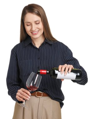 Profesyonel şarap garsonu beyaz arka planda kırmızı şarabı bardağa dolduruyor.