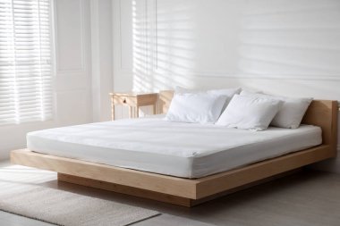 Evdeki yatakta ortopedik yatak ve yastıklar. Metin için boşluk