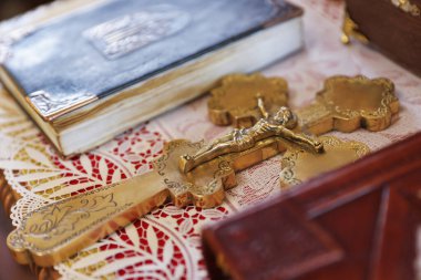 Kilisedeki ahşap masada haç ve kutsal İncil. Yakın plan.