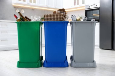 Mutfaktaki çöp bidonlarında. Atık sıralama