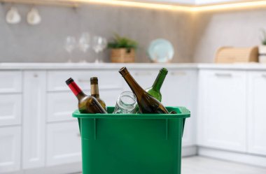 Çöpler mutfaktaki çöp kutusunda, yakın plan. Atık sıralama