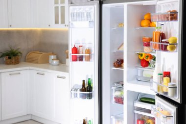 Mutfakta farklı taze gıda ürünleri olan modern buzdolabı, metin için yer