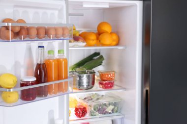 Farklı taze gıda ürünleri olan modern buzdolabı, yakın plan.