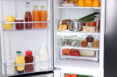 Farklı taze gıda ürünleri olan modern buzdolabı.