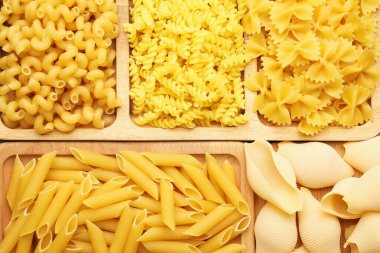 Arkaplan ve üst görünüm olarak farklı tipte ham makarna