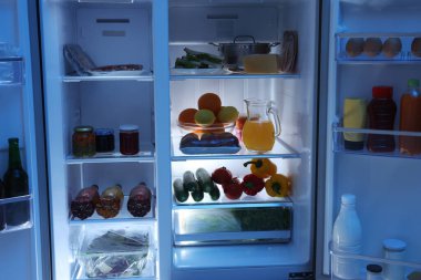 Farklı taze gıda ürünleri olan modern buzdolabı.