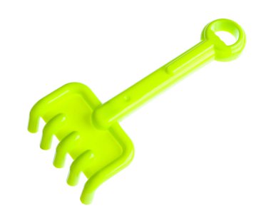 Açık yeşil plastik tırmık beyazda izole edilmiş. Çocukların plaj oyuncağı.