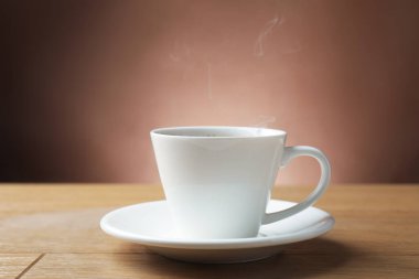 Ahşap masada, fincanda Aromatik kahve, yakın plan.