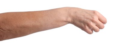 Beyaz arka planda bir şey tutan kadın, yakın plan.