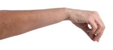 Beyaz arka planda bir şey tutan kadın, yakın plan.