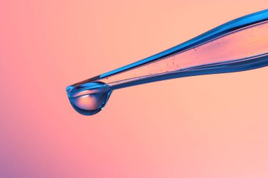 Tüp bebek tedavisinde. Renk gradyan arkaplan üzerinde sıvı örneği olan boru, yakın plan