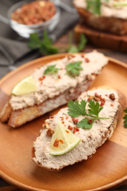 Lezzetli bruschettalar ve baharatlar masada, yakın plan.